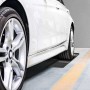 Apa Autostopper Parkhilfe unter Reifen eines Autos in Garage. Schutz für Fahrzeug und Wand.