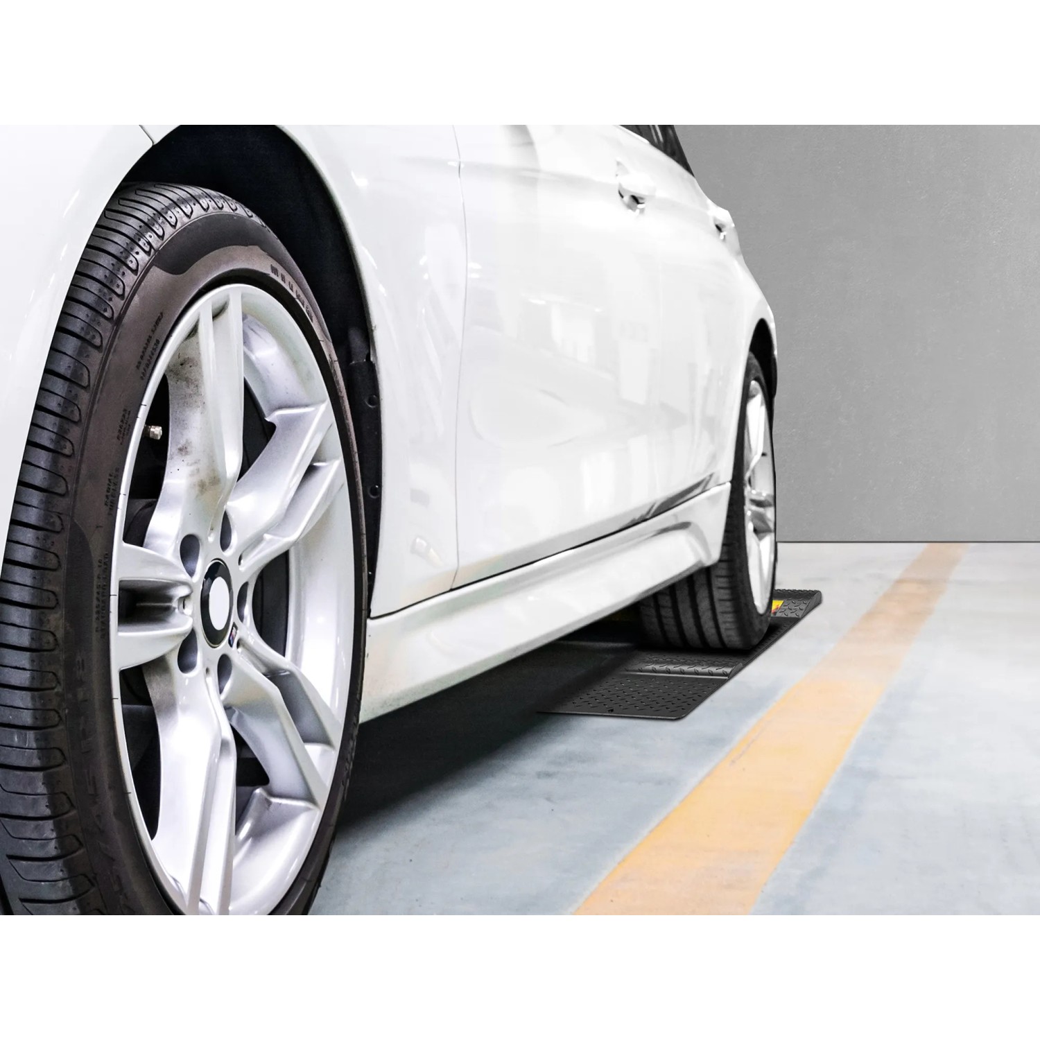 Apa Autostopper Parkhilfe unter Reifen eines Autos in Garage. Schutz für Fahrzeug und Wand.