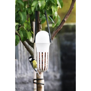 SingingFriend Vogelfutter-Spender Max Beige mit Meise am Baum hängend.
