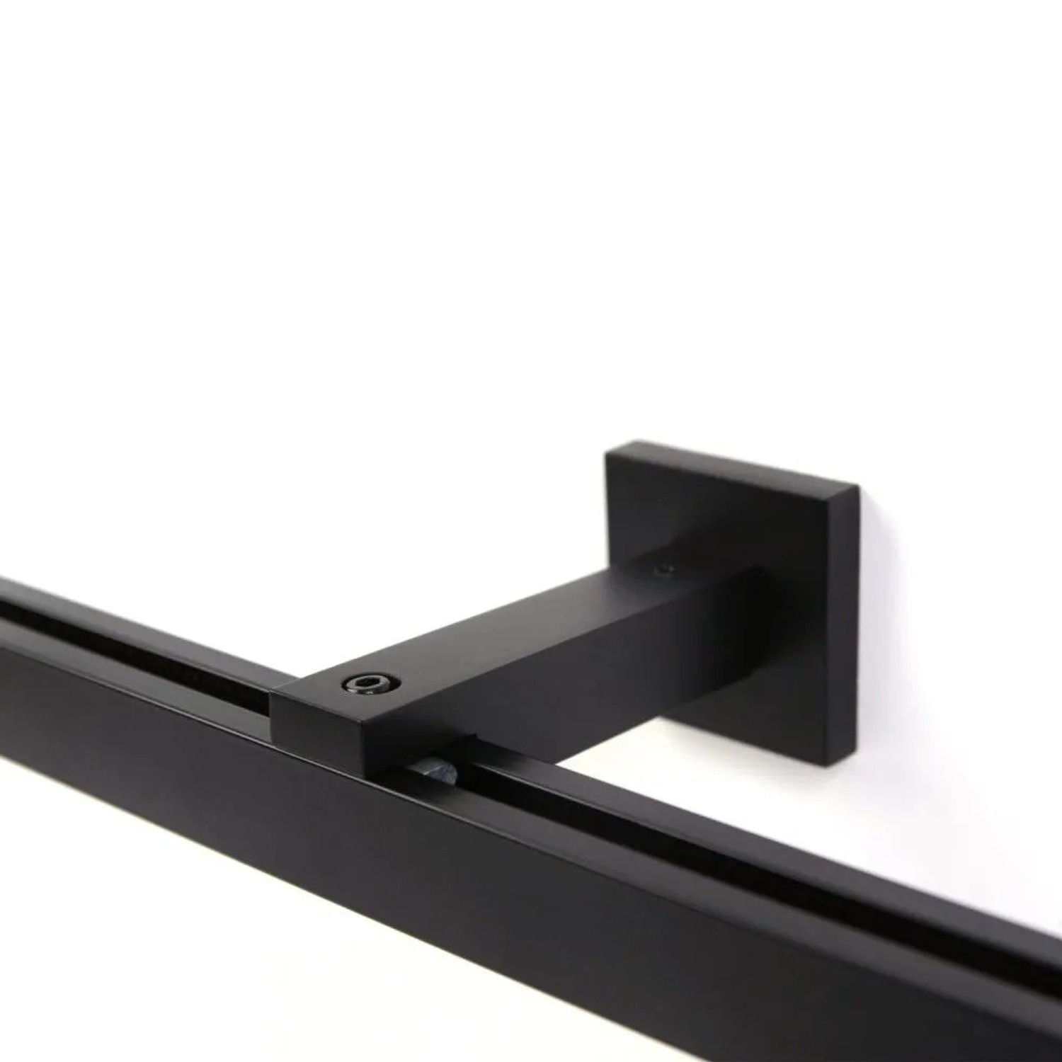 Schwarze Deco-Raum Gardinenschiene Cube, 1-Lauf, mit quadratischem Wandhalter. Detailansicht der stabilen Vorhangschiene.