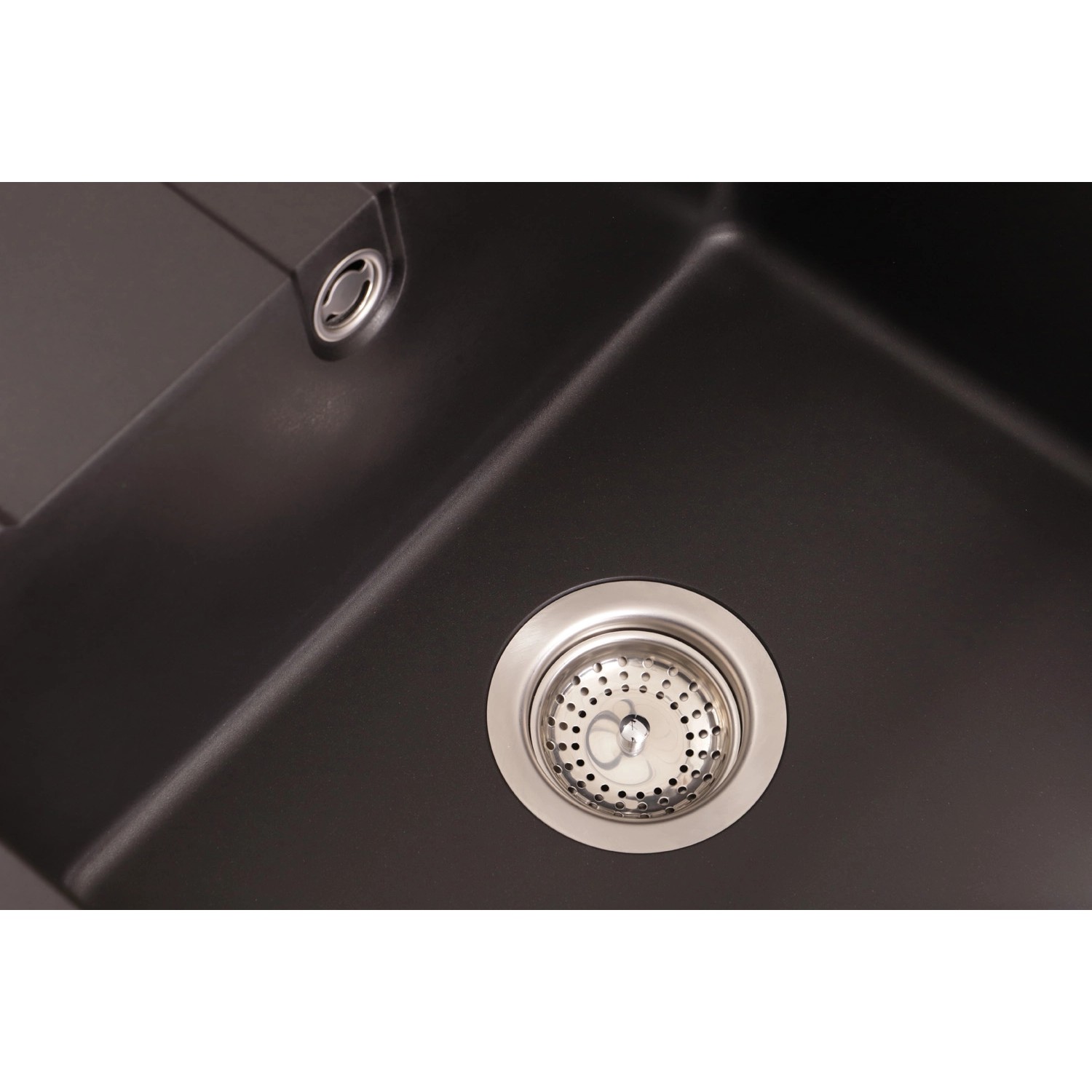 Detailaufnahme: Schwarze Respekta Granitspüle Nashville mit Siebkorb und Überlauf