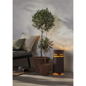Dunkelbraune Star Trading Solar-Laterne Marron, 41cm hoch, mit Flammeneffekt und warmem Licht im Garten.