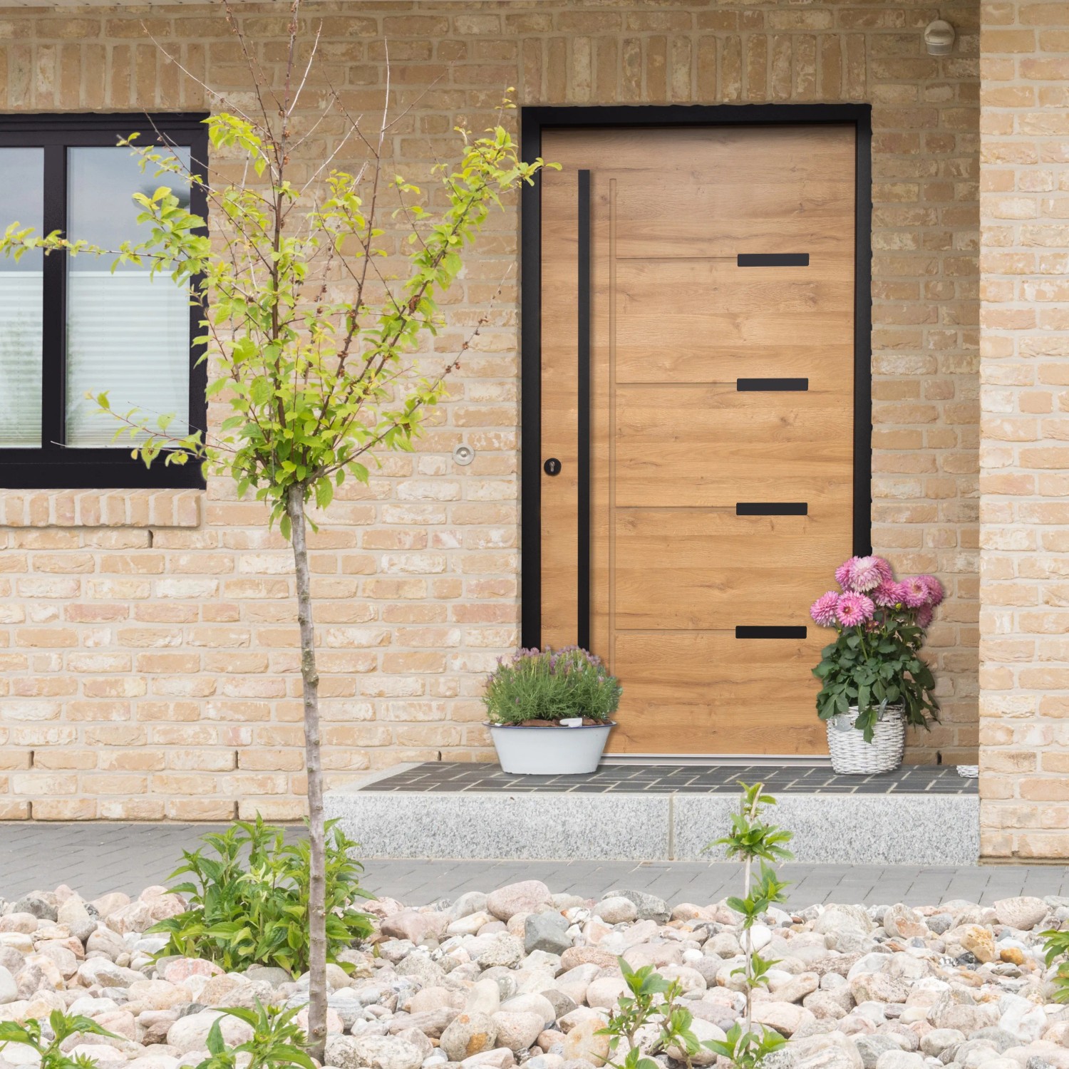 Moderne Splendoor Haustür ThermoSpace Oslo Prime in Eiche Natur mit schwarzem Rahmen und Griff.