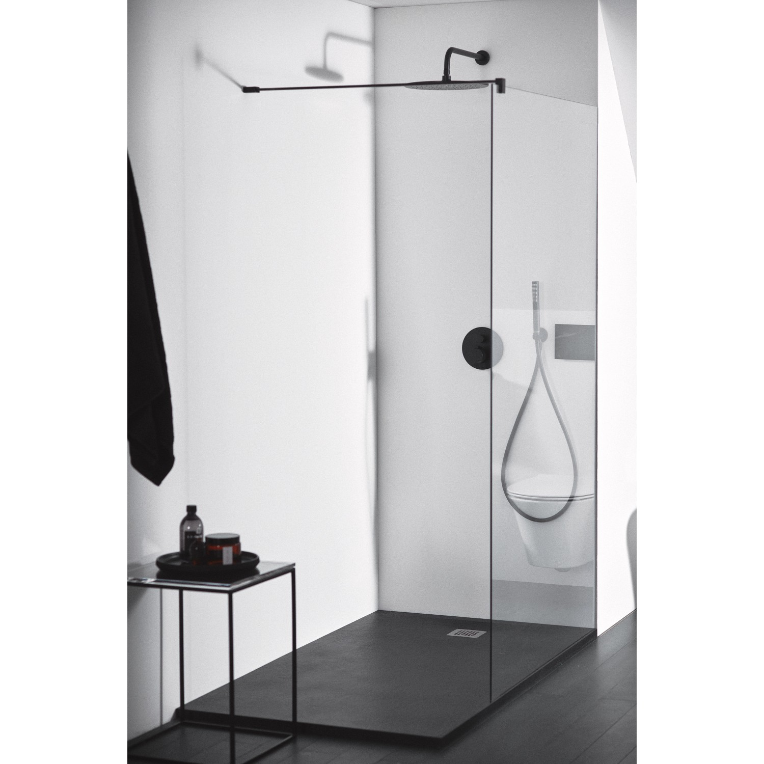 Duschkabine mit Ideal Standard Idealrain Brausehalter in Schwarz.