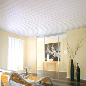 Helle Wohnraum-Szene mit weißen Kronoflooring Decken- und Wandpaneelen Esche. Moderne Raumgestaltung.