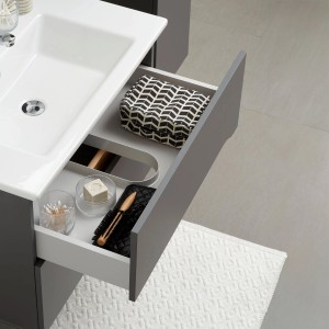 Pelipal Waschbeckenunterschrank Quickset 357, Quarzgrau Matt Touch, mit offener Schublade und Badutensilien.