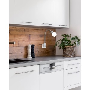Trio Strahler Fred, Nickel matt, als Steckdosenlampe in moderner Küche.