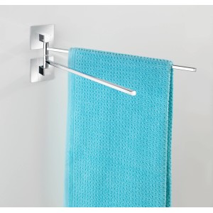 Wenko Handtuchhalter Quadro aus Edelstahl mit zwei beweglichen Armen und blauem Handtuch.
