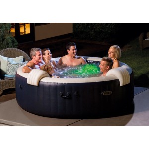Intex PureSpa Plus aufblasbarer Whirlpool mit LED-Beleuchtung und Personen im Wasser.