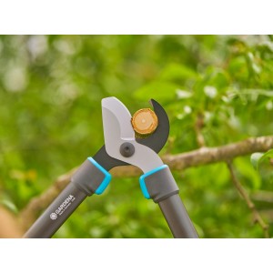 Gardena TeleCut Pro S Astschere schneidet Ast. Teleskopierbare Gartenschere für frisches Holz.