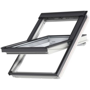 Geöffnetes Velux Schwingfenster GGU FK04, Polyurethan, 66x98 cm. Dachfenster mit weißem Rahmen.