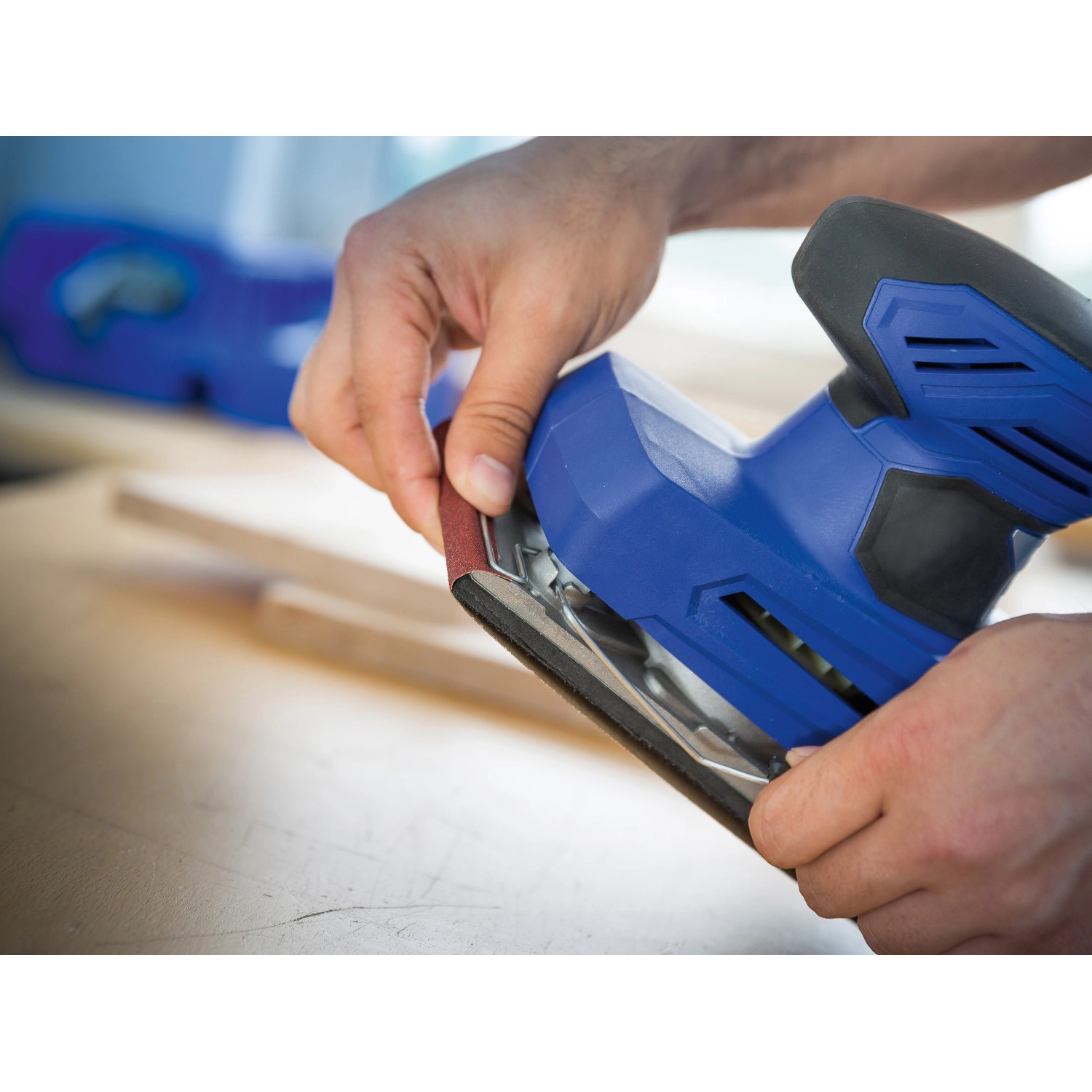 Schwingschleifer mit LUX Schleifstreifen K40 beim Holz schleifen.