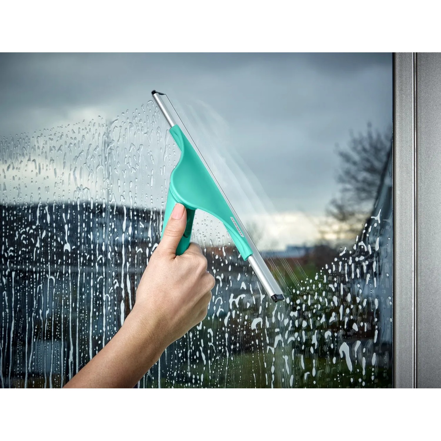 Leifheit Fensterabzieher Window Slider M in Aktion beim Fensterputzen.
