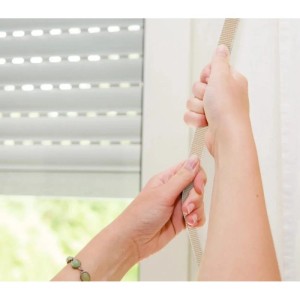 Hände ziehen beigen Bauheld Rollladengurt 20mm. Rollladensteuerung für Fenster, robustes Gurtband.