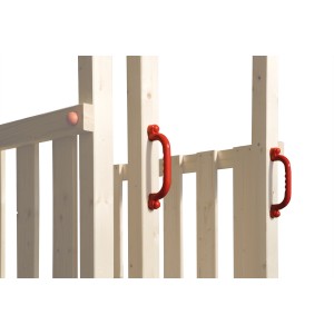 Detailansicht Tabaluga Doppelschaukel mit roten Griffen am Aufgang.