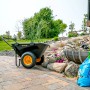 Polar Schubkarre Cub Cart, schwarz, mit Frau beim Bepflanzen eines Blumenkübels im Garten.