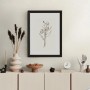 Beige Unitapete von A.S. Création an Wand über Sideboard mit Deko.