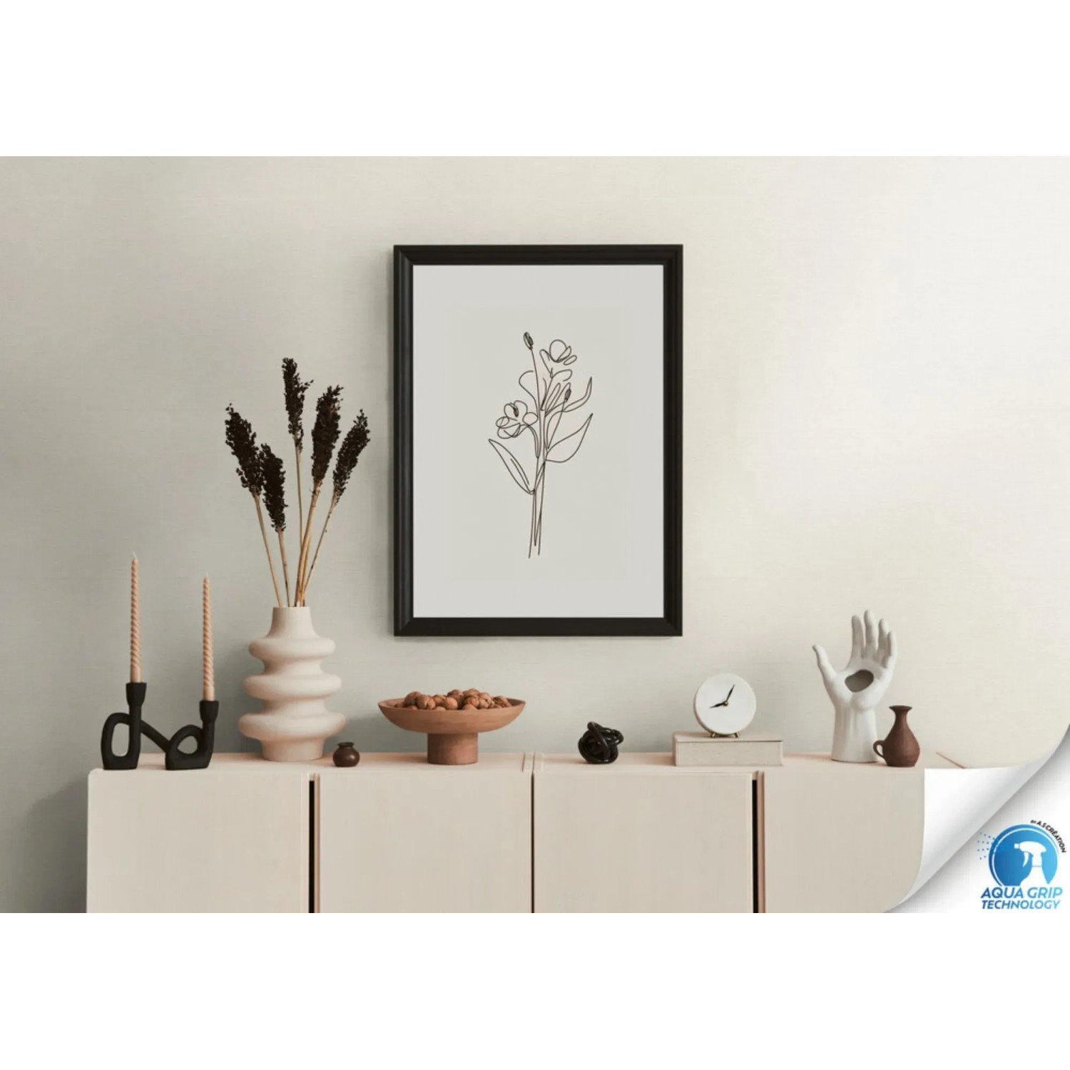 Beige Unitapete von A.S. Création an Wand über Sideboard mit Deko.