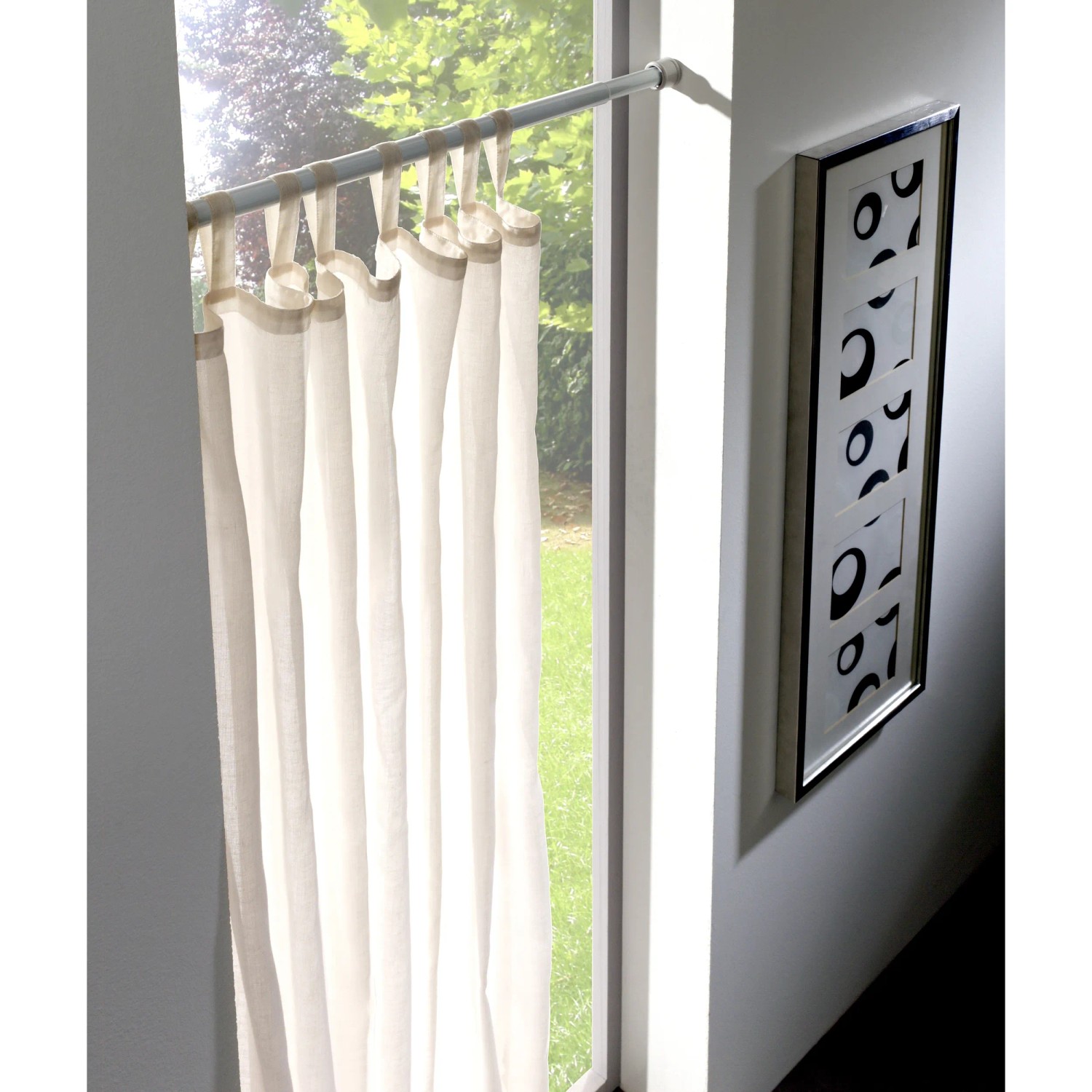 Gardinia Spannstange in Nickel-Optik mit weißem Vorhang am Fenster, Länge 80-130 cm.