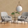 Braune Vliestapete mit Struktur und Metallic-Glanz im Wohnraum-Ambiente.
