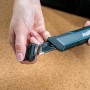 Wolfcraft Abbrechklingenmesser Dual 18 mm in Verwendung, Kappe wird entfernt.
