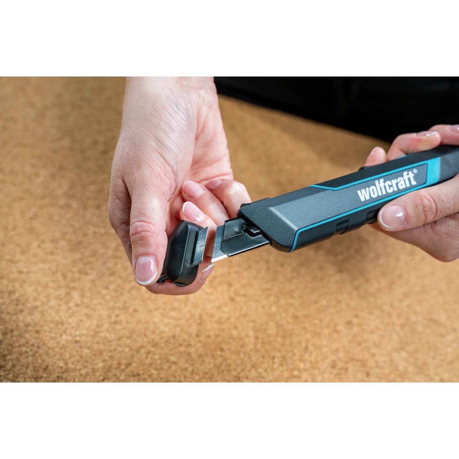 Wolfcraft Abbrechklingenmesser Dual 18 mm in Verwendung, Kappe wird entfernt.
