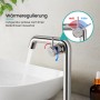 Emke Chrom Waschtischarmatur mit Einhebelmischer, Wasser fließt ins Waschbecken. Deutliche Anzeige der Temperaturregelung.