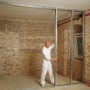 Mann montiert Knauf CW-Profil 50x50 als Ständerwerk für Wand. Stahlprofil, 3500 mm Länge.