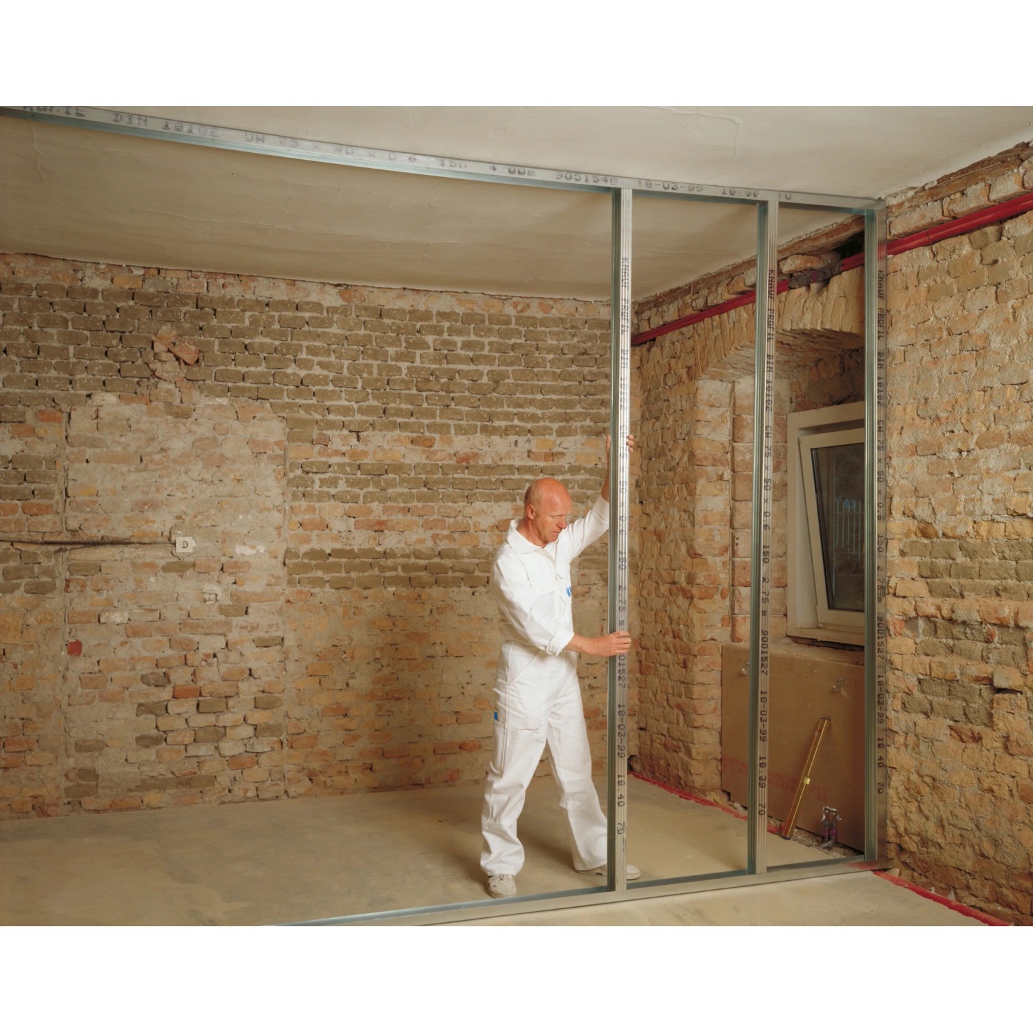 Mann montiert Knauf CW-Profil 50x50 als Ständerwerk für Wand. Stahlprofil, 3500 mm Länge.
