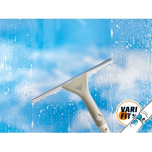 OBI Fensterabzieher Varifit greige mit Gummilippe & Aluminiumschiene reinigt Fenster streifenfrei. Blauer Himmel.