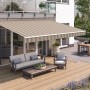 Beige-braune Gelenkarmmarkise Wismar Classic, 300x200 cm, montiert über einer Terrasse mit Gartenmöbeln.