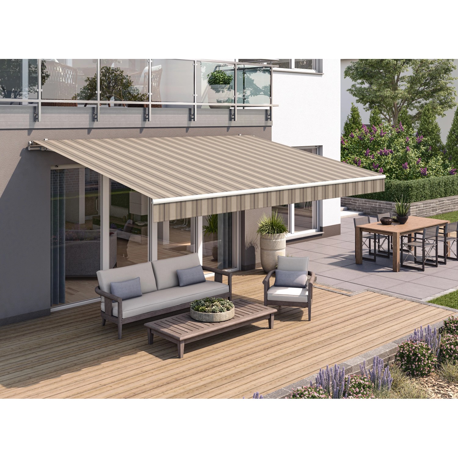 Beige-braune Gelenkarmmarkise Wismar Classic, 300x200 cm, montiert über einer Terrasse mit Gartenmöbeln.