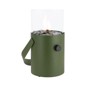 Cosi Original Tisch-Gaslaterne Cosiscoop in Moosgrün. Zylindrische Form mit Flamme, Glas und Kieselsteinen für Terrasse.