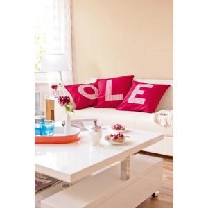 Wohnzimmer mit Wandfarbe Schöner Wohnen My Colour My Sisal matt, rote Kissen mit weißen Buchstaben.
