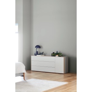 Wohnraum mit Wand in Schöner Wohnen Trendfarbe Dreamy, matte Oberfläche.