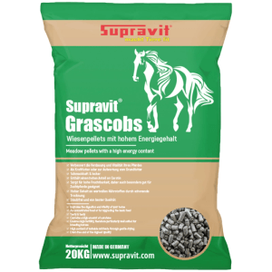 Grüner 20kg Beutel Supravit Grascobs Heupellets für Pferde. Wiesenpellets mit hohem Energiegehalt, sichtbar im Beutel.