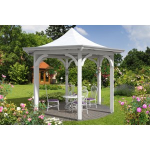 Weißer Skan Holz Pavillon Versailles aus Leimholz mit Tisch und Stühlen im Garten.