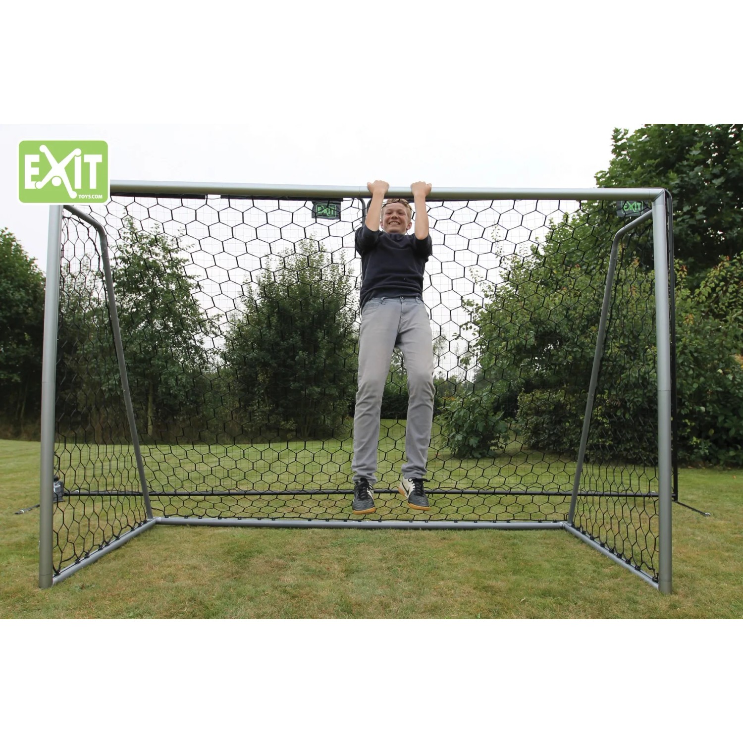 EXIT Scala Aluminium Fußballtor 500x200 cm mit Person, die sich daran hochzieht.