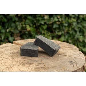 Aduro Easy Clean Stahlwolle Schwamm für Kaminöfen auf Holzscheibe, zur Reinigung von Glasscheiben.