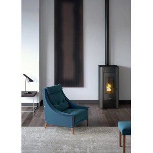 Freepoint Pelletofen INDA, Stahl Anthrazit, 10,5 kW im Wohnraum mit Sessel und Deko.