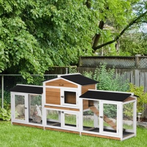 Großer PawHut Kleintierstall aus weißem Tannenholz mit Auslauf, Rampe und schwarzem Dach im Garten.