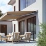 Beige Halbkassettenmarkise SUN LED, 400x300 cm, anthrazitfarbenes Gestell, montiert an einer Hauswand über einer Terrasse.