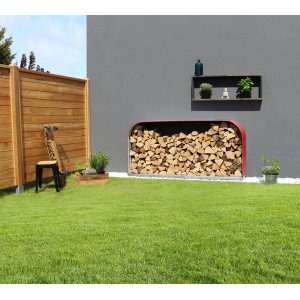 Vitavia Kaminholzregal Ardor 401 flach Rubin, gefüllt mit Holz, im Garten.