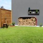 Vitavia Kaminholzregal Ardor 401 flach Rubin, gefüllt mit Holz, im Garten.