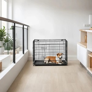 Schwarzer Feandrea Hundekäfig (92,5x57,5x64cm) mit Hund im hellen Raum.