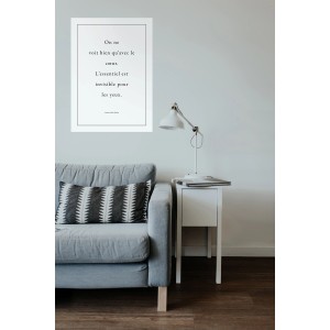 Komar Deko-Sticker Antoine (50x70cm) an Wand über Sofa. Wandtattoo mit französischem Zitat.