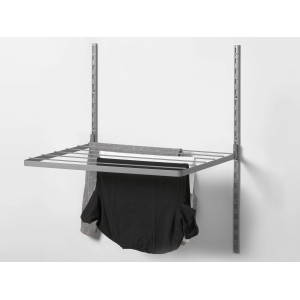 Silberner Metall-Kleiderständer (80x40cm) an der Wand mit hängender Kleidung.