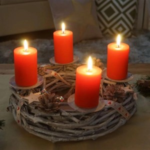 MCW Adventskranz aus Holz, Ø 30cm, mit vier roten Kerzen und weihnachtlicher Deko.