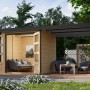 Karibu Gartenhaus Set Ernesto A mit Anbaudach, naturbelassen/anthrazit, eingerichtet als Gartenlounge.