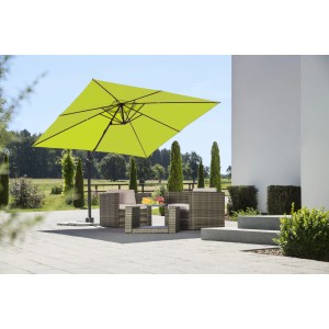 Apfelgrüner Schneider Ampelschirm Rhodos Junior 270x270 cm mit Kurbel über Sitzgruppe im Garten.